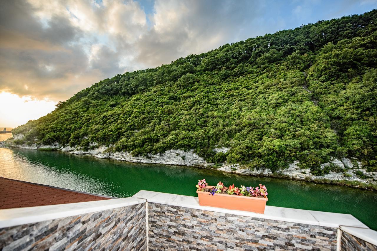 Hill River Hotel アグヴァ エクステリア 写真